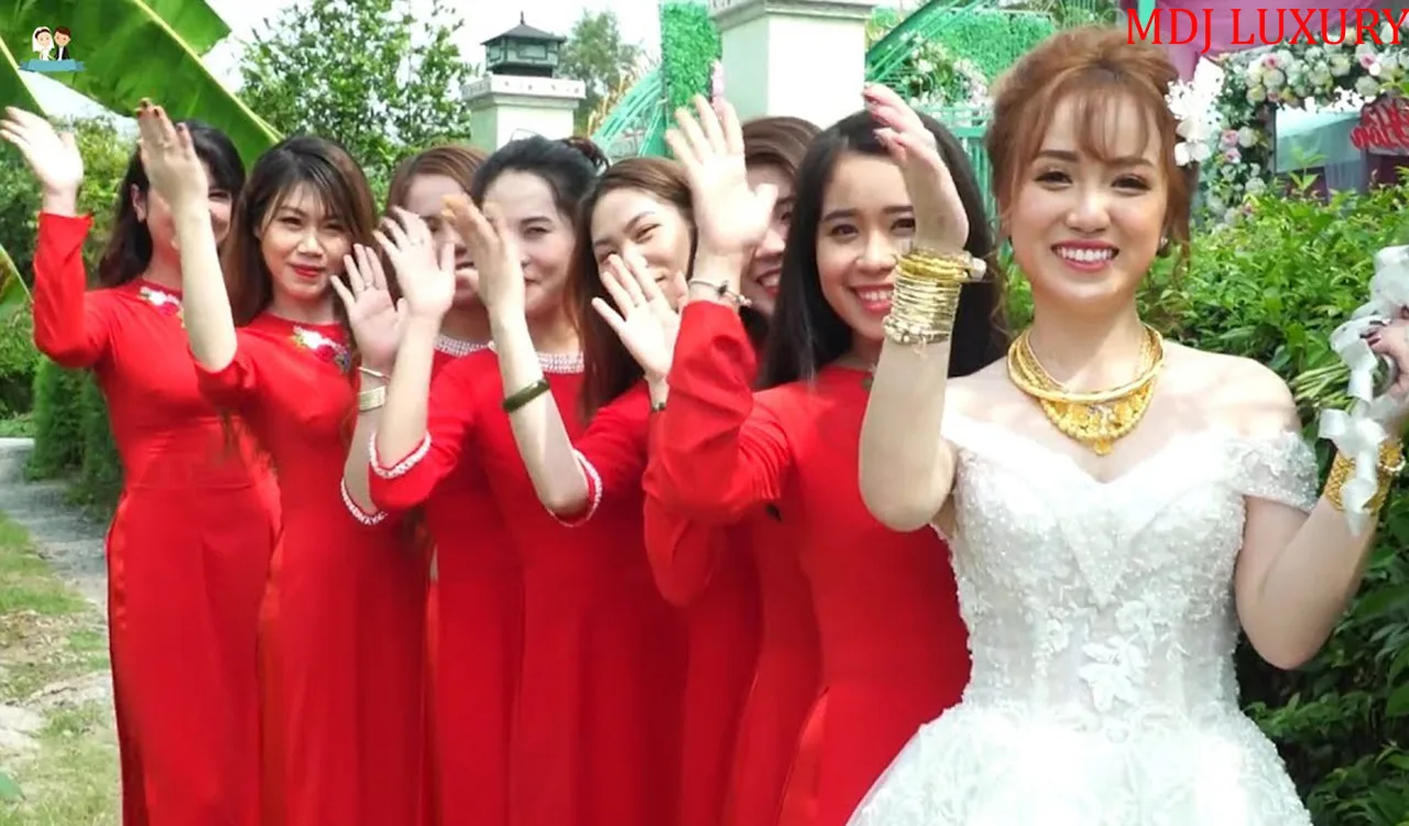 Ra mắt tổ tiên bằng cách thắp hương lên bàn thờ. Sau đó cô dâu sẽ cầm ấm trà đi từng bàn để rót nước mời khách.