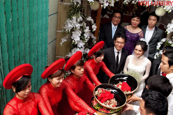 Rước lễ vật: lễ đính hôn